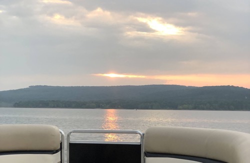 Greers Ferry House | Bellawood Resort #11 Cozy 3-bedroom cabin with boat slip