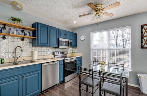 West Central House | Belmont Blue Stylish Retreat - Bass Pro+MSU+Downtown+Drury