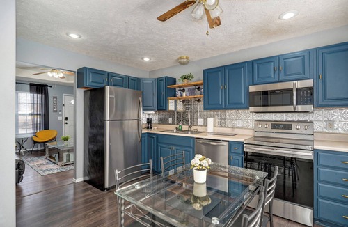 West Central House | Belmont Blue Stylish Retreat - Bass Pro+MSU+Downtown+Drury