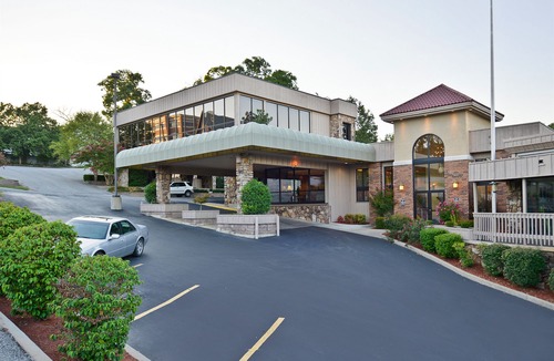 Downtown Branson Hotel | Best Western Plus Landing View Inn & Suites