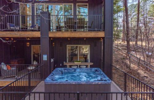 Ruidoso House | Black Beauty Midtown with Hot Tub