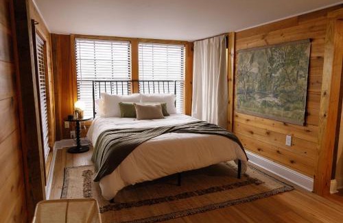 Stanton House | "Black Hawk" - The Overlook LUX Cabin - RRG