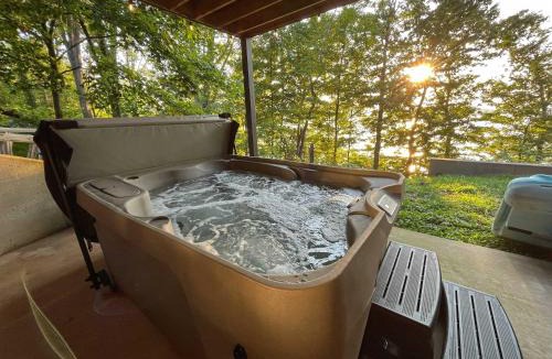 Scottsville House | Blessing by the Lake - Lakeside Cabin-Hot Tub Wifi