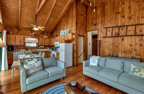 Hiawassee Cabin | Blue Bell Cottage, 2 fire pits. Arcade Game. No Cleaning On New Bookings.