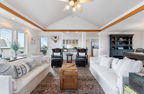 Quitman House | Bluff View House has vast open water views of Greers Ferry Lake in Arkansas