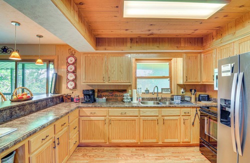 Bronston Cabin | Boat Parking & Fire Pit! Lake Cumberland Retreat