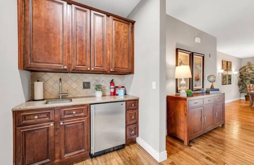 Branson House | Bond Over Breakfast, Not Bathroom Lines – 4BD Suites–One-Level–Great Location!