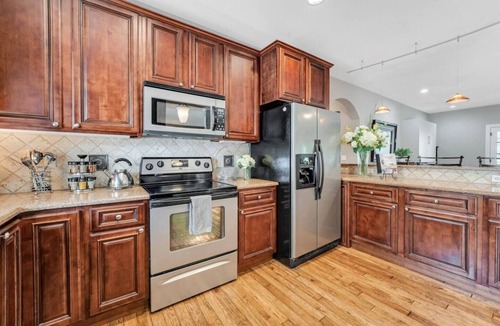 Branson House | Bond Over Breakfast, Not Bathroom Lines – 4BD Suites–One-Level–Great Location!