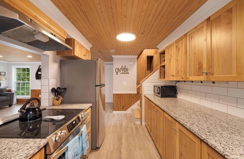 Piney Flats House | Boone Lake House with Hot Tub, Wrap Deck & Fire Pit — Sleeps 8