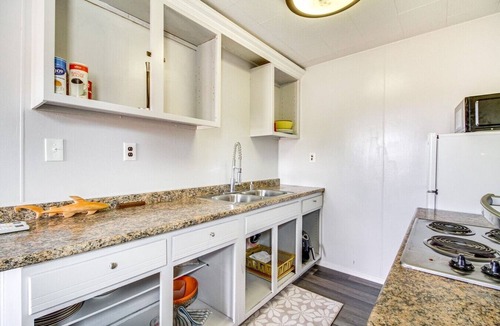 Bosque Farms Cottage | Bosque Farms Cottage w Patio, Grill & Fire Pit