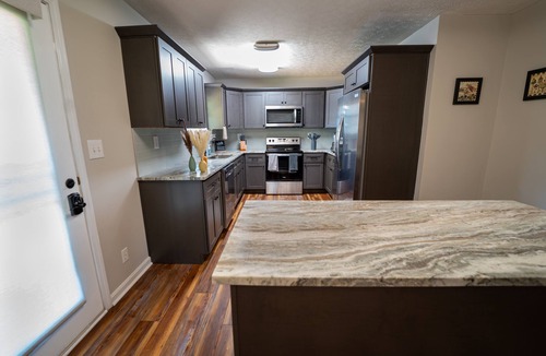 Buechel House | "Bourbon Bungalow, Kentucky Derby available, Hot tub!"
