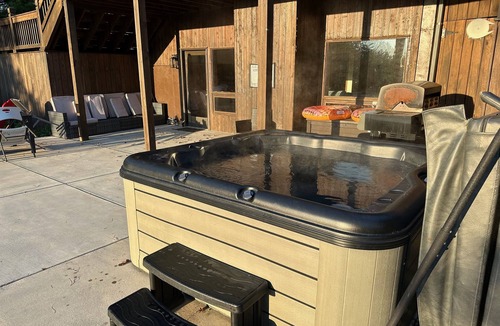 Buechel House | Bourbon Country Lodge 5 Acre Resort Pool+Hot Tub