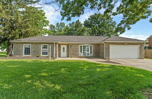 Shelbyville House | Bourbon Trail Getaway ~ Hot Tub + Dogs Welcome + Game Room + Cornhole + KY Fun