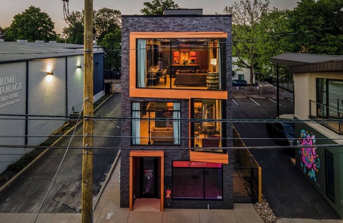 Butchertown House | Bourvelle House — 7 King Suites, Rooftop Deck, NuLu Louisville