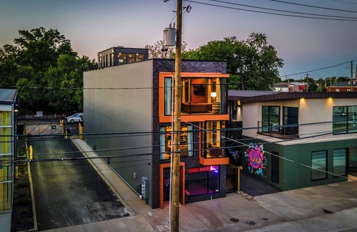 Butchertown House | Bourvelle House — 7 King Suites, Rooftop Deck, NuLu Louisville
