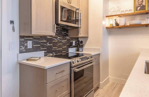 Lincoln Condo | Boutique 1-Bed Condo – Walk to Memorial Stadium