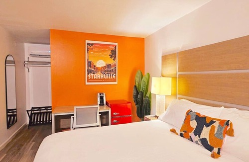 Starkville Bed & Breakfast | Boutique Hotel - King Room - Far Out Motel
