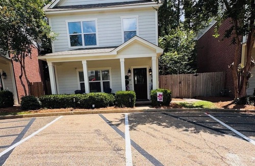 Oxford House | Boutique Oxford Townhouse 1 Mile to Ole Miss & The Square Sleeps 8