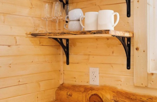Damascus Apartment | BRAND NEW! COZY TREEHOUSE IN DAMASCUS! PET FRIENDLY!