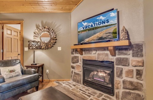Reeds Spring Cabin | Branson Cabin with two Master Suites!