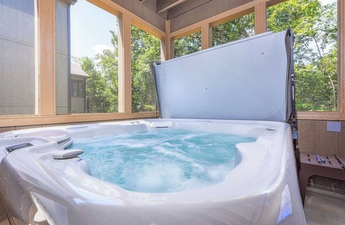 Hollister House | Branson Retreat Lodge – Hot Tub, Pools & Game Room