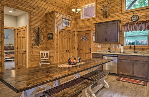 Reeds Spring Cabin | Branson West Cabin w/Pool Access & Golfing