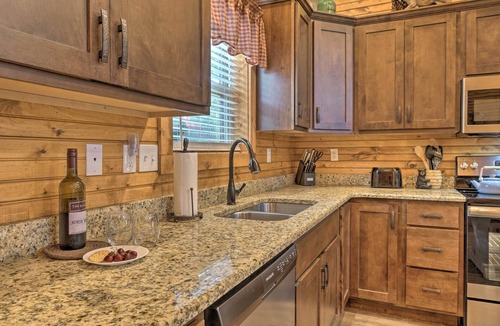 Reeds Spring Cabin | Branson West Cabin w/Pool Access & Golfing