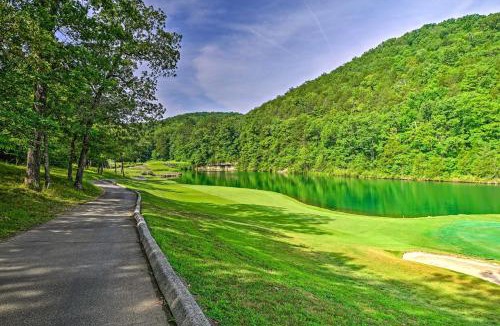 Reeds Spring House | Branson West Cabin with Pool Access and Golfing