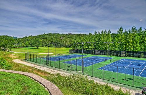 Reeds Spring House | Branson West Cabin with Pool Access and Golfing