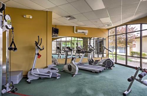 Reeds Spring House | Branson West Cabin with Pool Access and Golfing