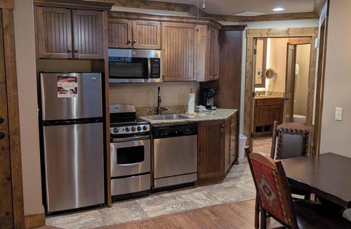 Branson Resort | Branson Woods Resort. Charming 2-bedroom resort in Branson. Family friendly