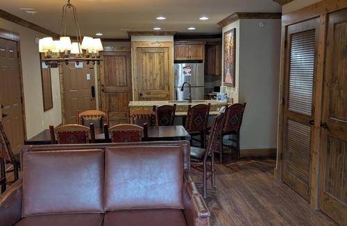 Branson Resort | Branson Woods Resort. Charming 2-bedroom resort in Branson. Family friendly
