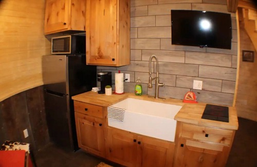 Arnold House | Brent & Jean's Grain Bin Inn Barn