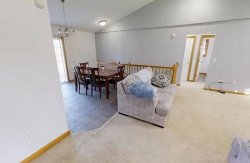Hays House | Bright 'n' Beautiful! 5 bedrooms 3 restrooms