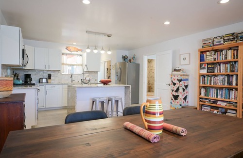 Southside House | Bright renovated escape near downtown with free WiFi, AC, large backyard & patio