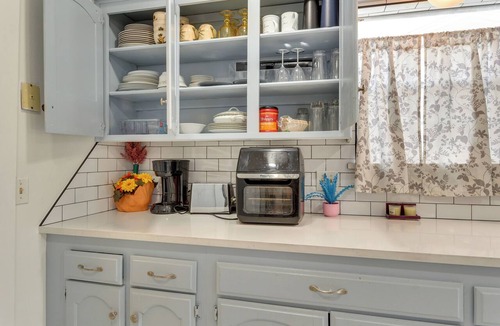 Edmond Cottage | Bring Your Pets! Family-friendly Escape in Edmond