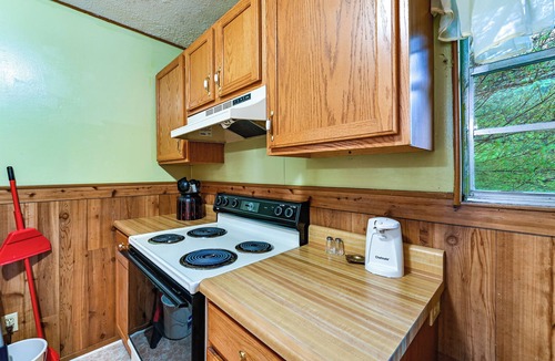 Manchester Apartment | Bring Your Pets! Walkable Retreat in Manchester
