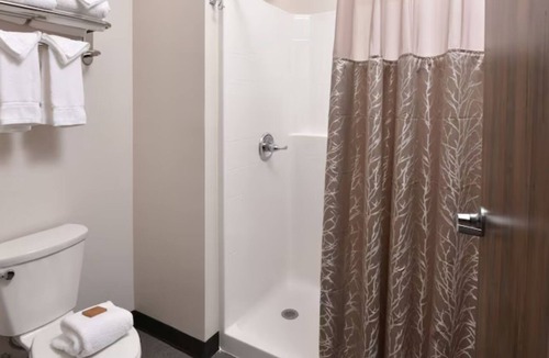 Broken Arrow Hotel | Broken Arrow Charmer: Steps from Top City Attractions! On-site Pool