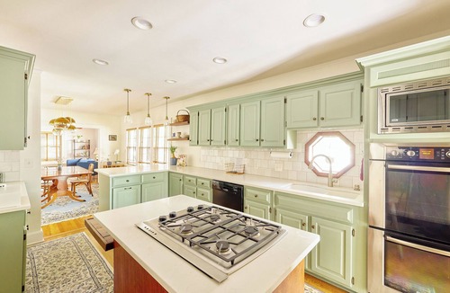 South Kansas City House | Brookside Bungalow with Premium Walkability