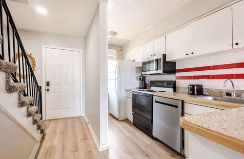 Bryant Apartment | Bryant #A - 2 Bedroom/1 Bath Apartment