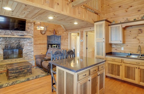 Bryant Cabin | Bryant Cabin Rental: Mountain View & Hot Tub!