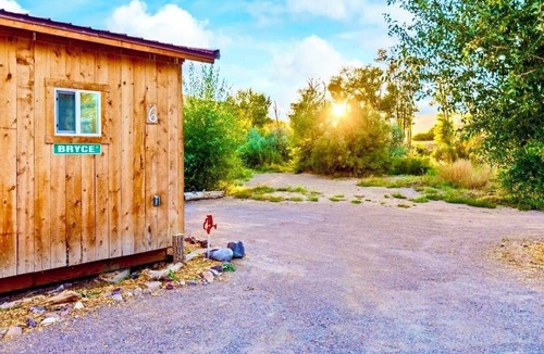 Sevier Cabin | Bryce, Zion Canyon Themed Cabin, Complimentary Breakfast, Hot Tubs, Dogs Welcome