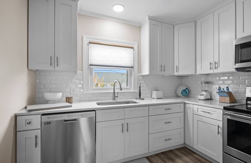 Atlantic Beach Cottage | Buddy's Sandcastle: room for family, friends, and pets. Fenced yard.