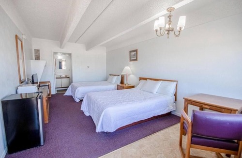 Osborne Hotel | Budget 4-Room Stay w/2 Queen Beds + Essentials – Ideal Osborne Roadtrip