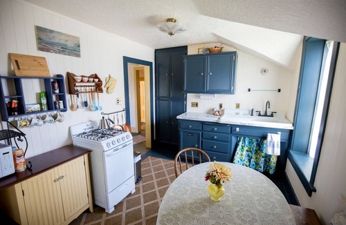 Hays House | Buffalo Haus: Entire House, Welcoming Historic Limestone House Downtown