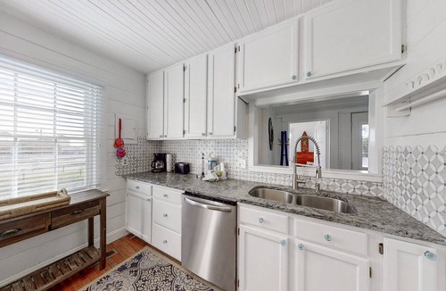 Atlantic Beach Cottage | Bullard Cottage: In the heart of Atlantic Beach w/ocean views