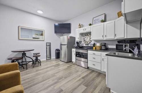 Maryville Apartment | Bunkhouse on the Square (Pet Friendly, NO STEPS)