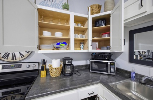 Maryville Apartment | Bunkhouse on the Square (Pet Friendly, NO STEPS)