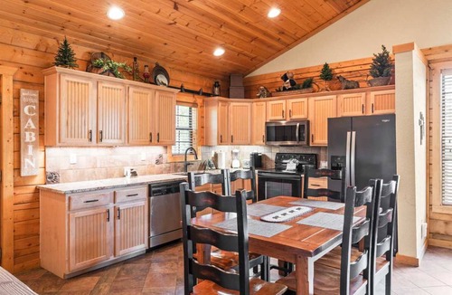 Branson Theater District Cabin | Cabin ∙ 2 bedrooms ∙ 4 guests