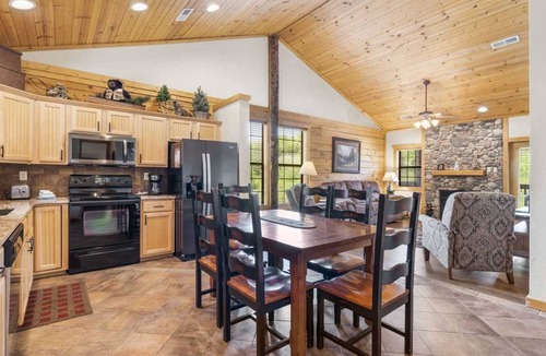 Branson Theater District Cabin | Cabin ∙ 2 bedrooms ∙ 4 guests